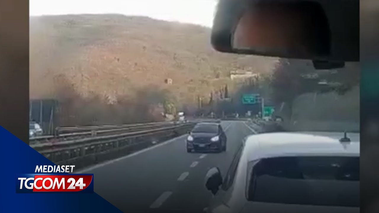 Va contromano per 40 chilometri sulla A1: gli spari della polizia per fermarlo