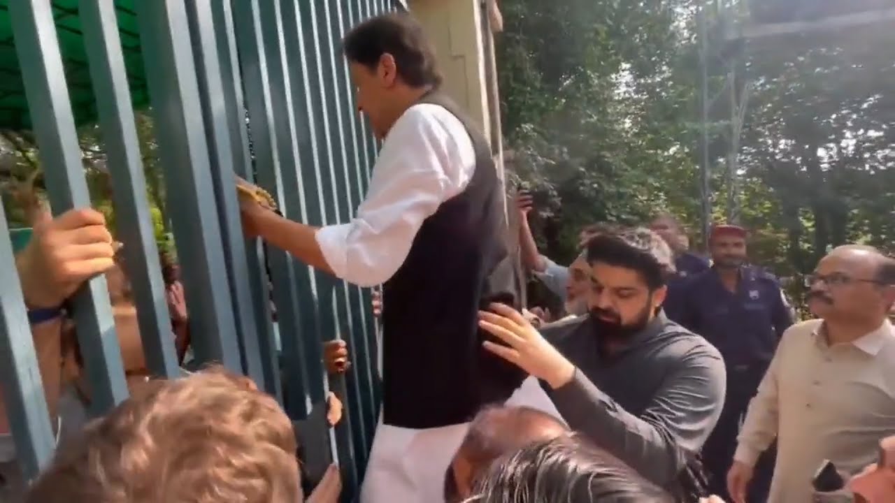 Imran Khan Jumps On The Main Gate Of Banigala Residence To Meet PTI workrs