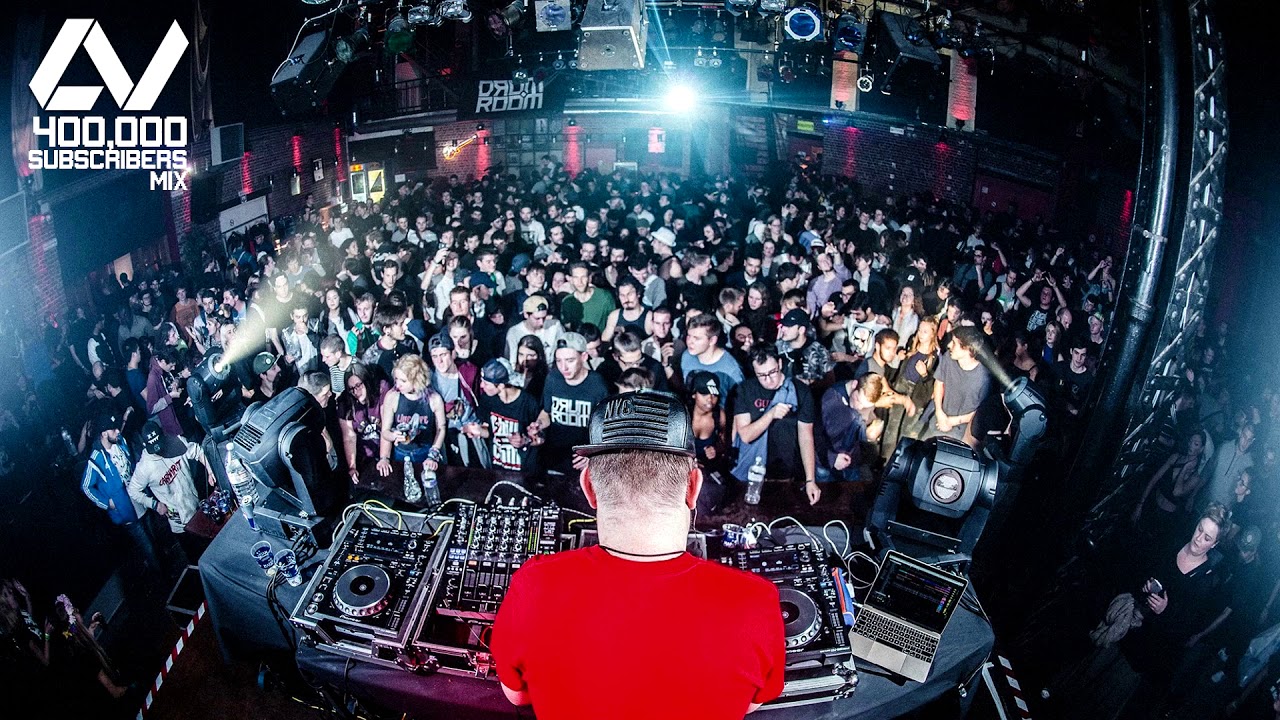 CURRENT VALUE &bull; 400,000 SUBSCRIBERS MIX