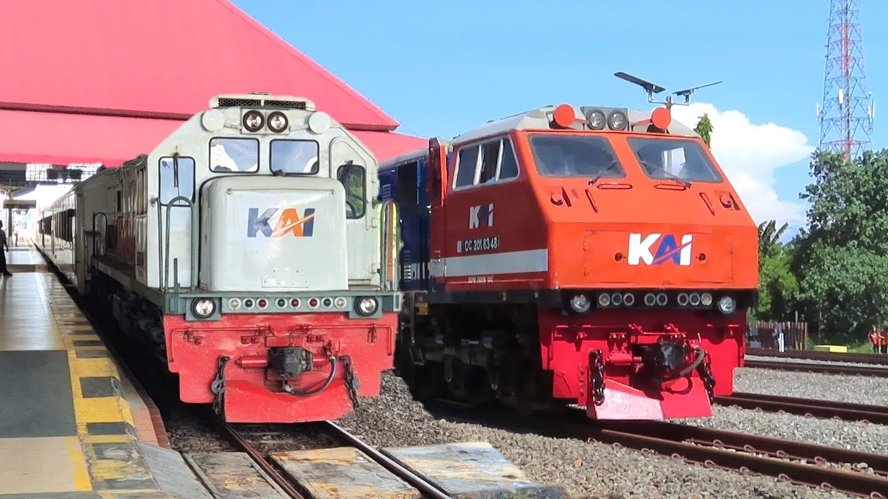 PASUKAN KERETA API DI STASIUN TERSIBUK PULAU JAWA !! Spesial Parade Kereta Vintage & Lokomotif RnB