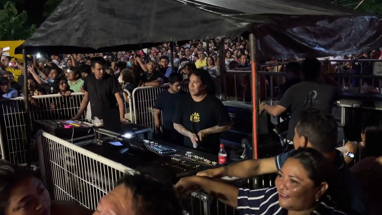 Se les va el audio a Los Acosta en Yucatán y asi reacciono el publico