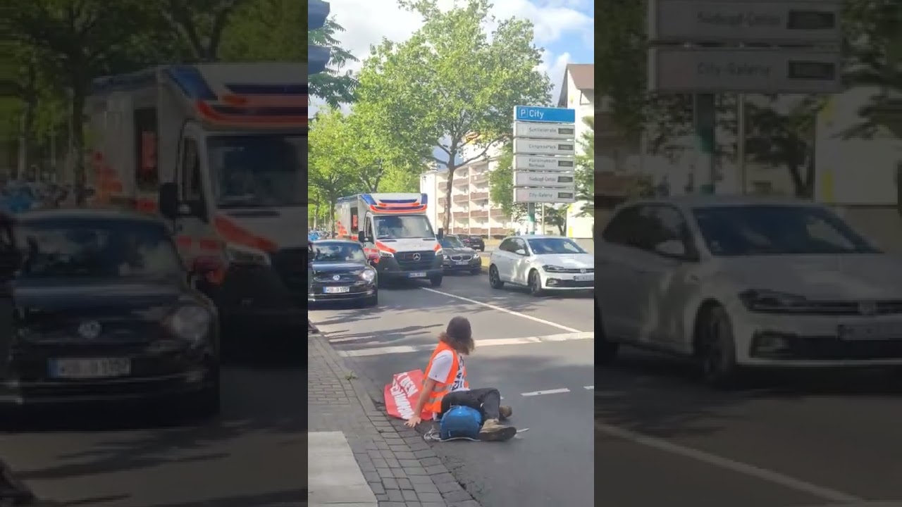 Rtw Wolfsburg auf Einsatzfahrt durch eine Sitzblockade