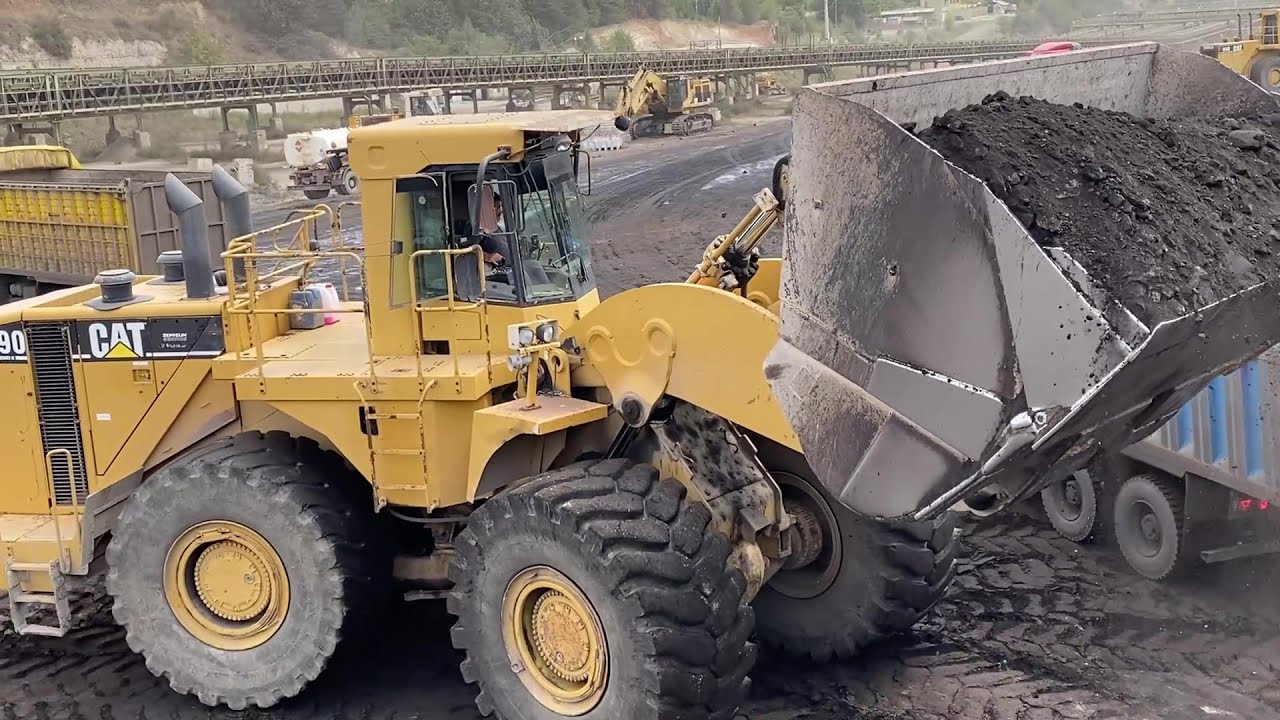Caterpillar 990 Wheel Loader Loading Coal On Trucks With Two Passes - Ektor Epe