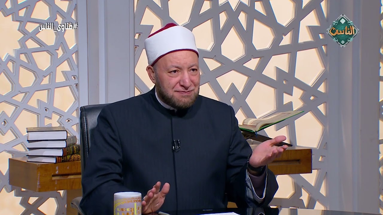 حكم رفع الإصبع في التشهد.. أمين الفتوى يُجيب