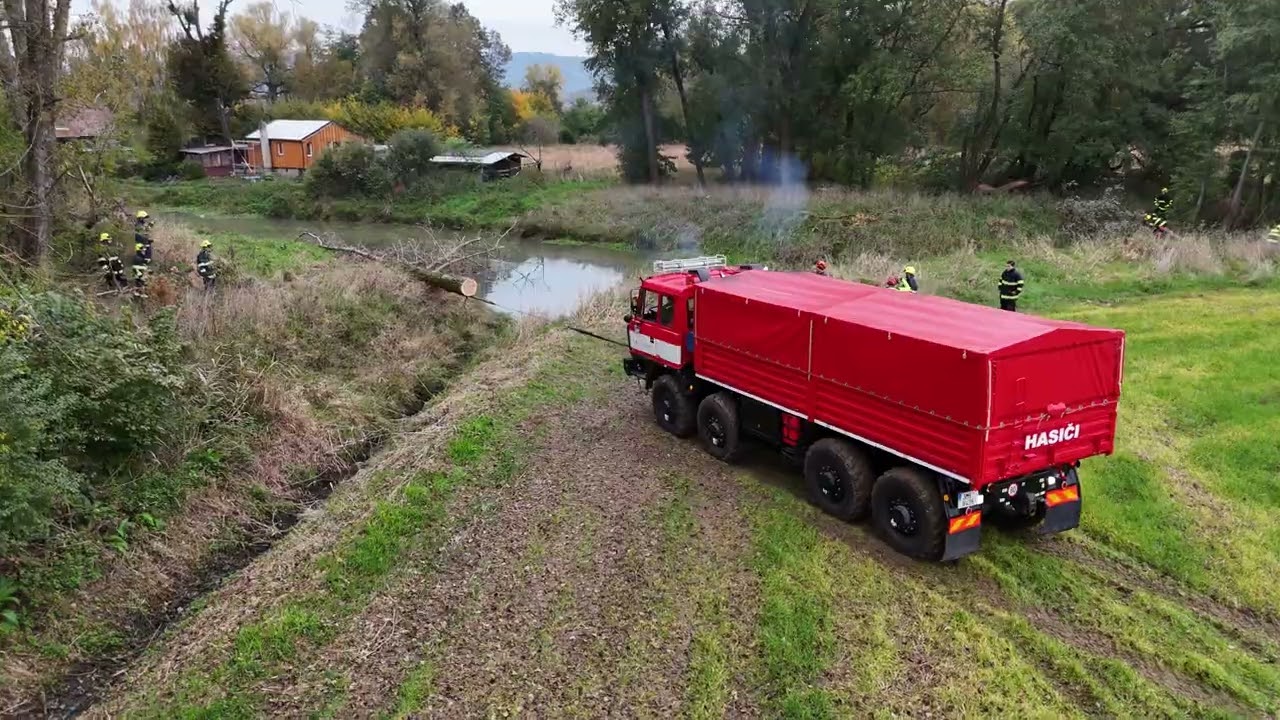 Technická pomoc -Vytažení stromu z rybníka za pomocí Tatra 8x8 VVN