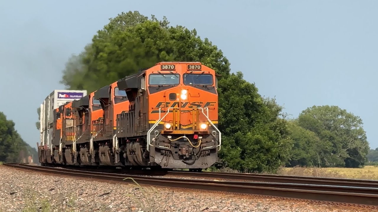 Very fast 72 mph BNSF Z train flying west ( Z-WSPNBY )!! BNSF Transcon: Emporia sub..8/9/25