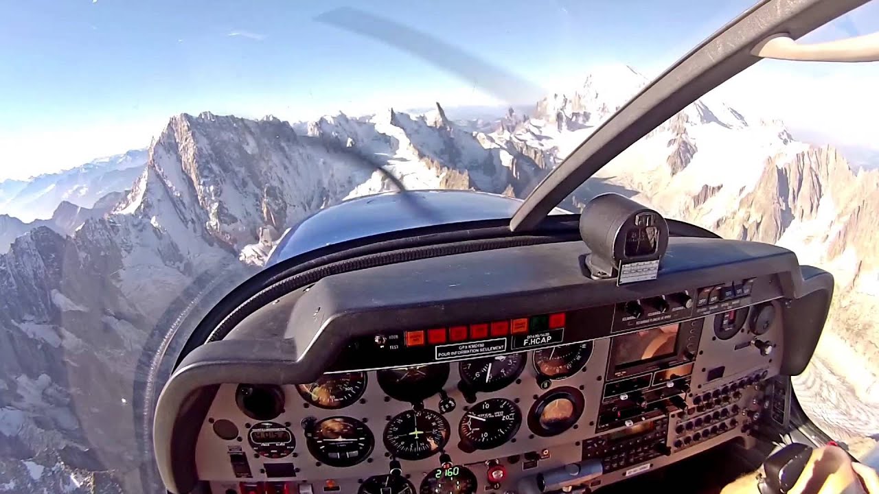Vol autour du Mont Blanc, en DR400.  Atterrissage à Annecy.