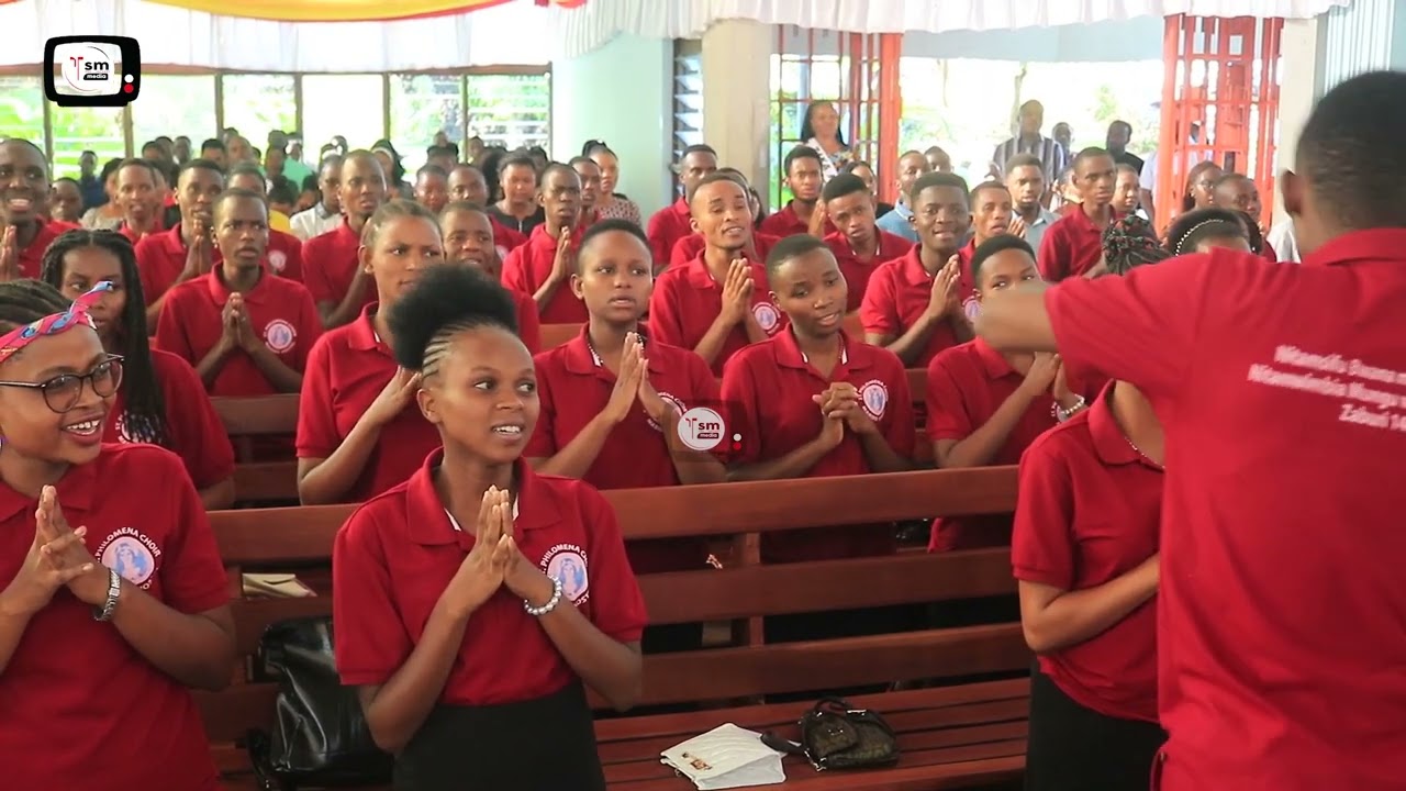 TAZAMA KWAYA YA MT.PHILOMENA WALIVYOIMBA UTUKUFU JUU MBINGUNI