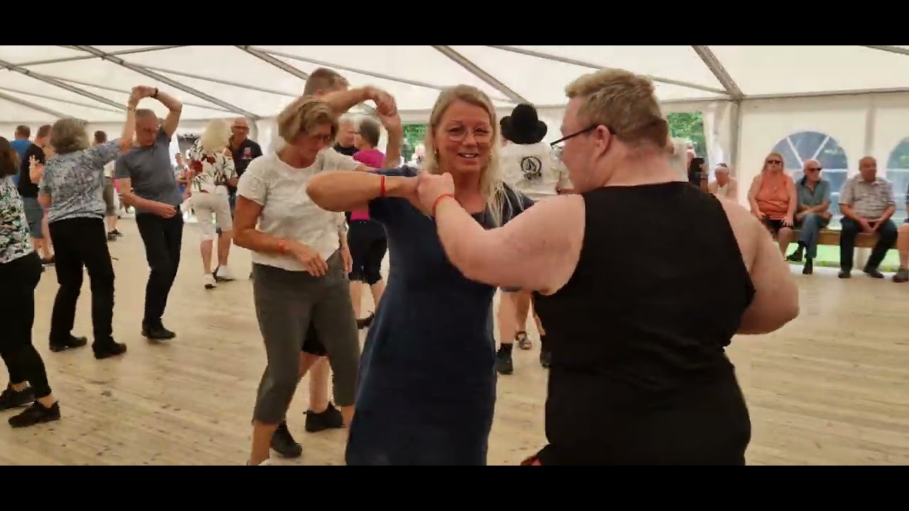 Vømmølgutan koser seg på scena på Dansefestivalen 2023 Dansnytt Hilde Arntzen