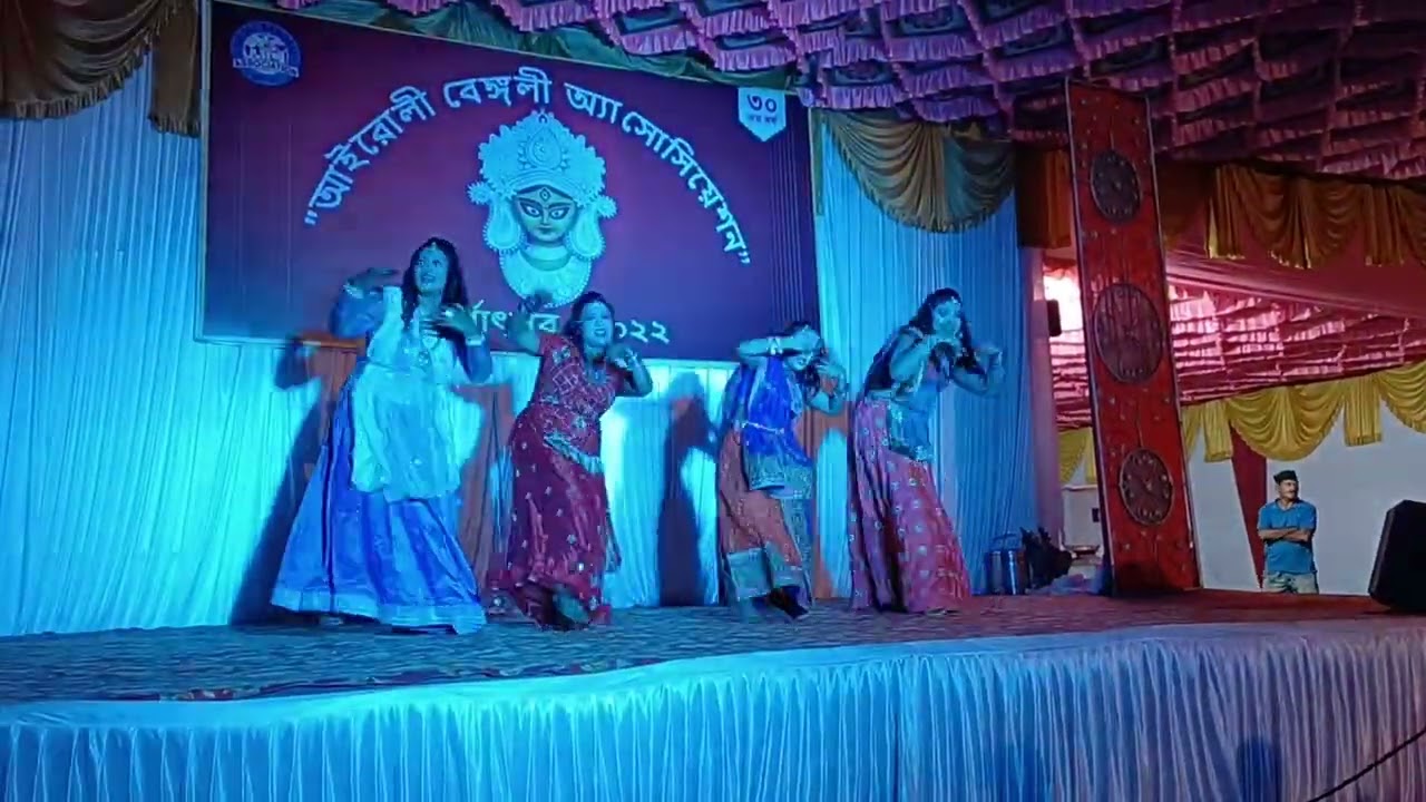 Retro old song group Dance