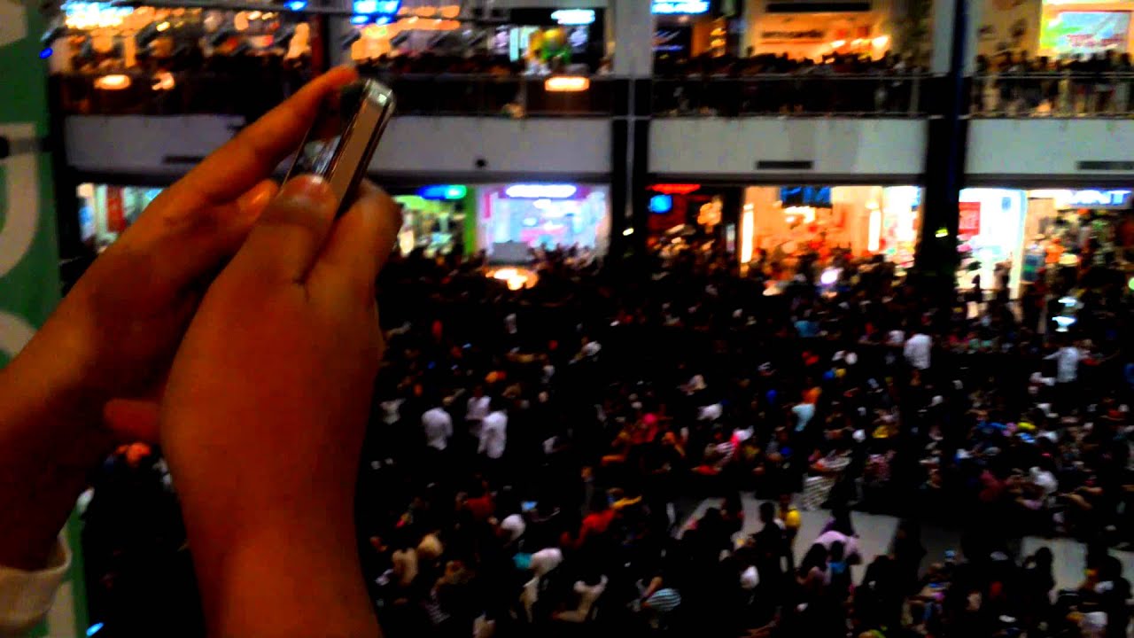 Crowd at Alden Richards' Mall Show (Marquee Mall)