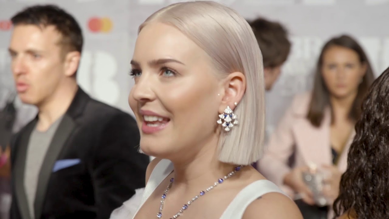 Anne-Marie bumps into Little Mix at the BRITs 2019 | Hits Radio