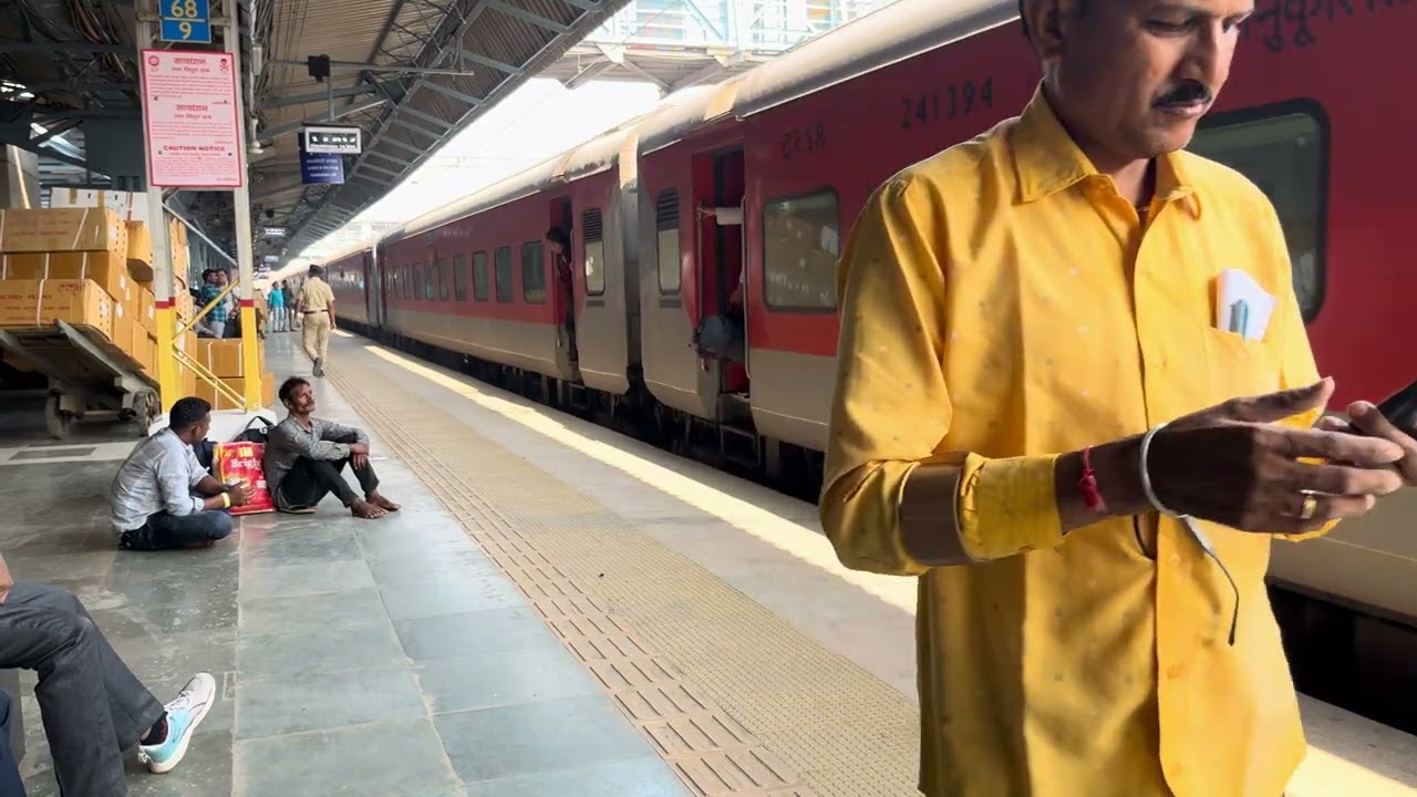 12202 Mumbai Ltt Garibrath Express arriving at panvel with wap 7 #indianrailways #viral #trainlovers
