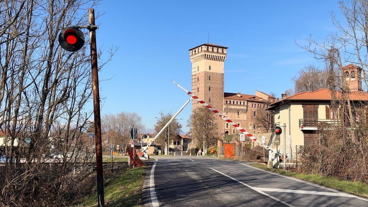 DA NON CREDERE… Il TRENO passa SOTTO IL CASTELLO!! un posto INCREDIBILE sulla linea per BIELLA!!