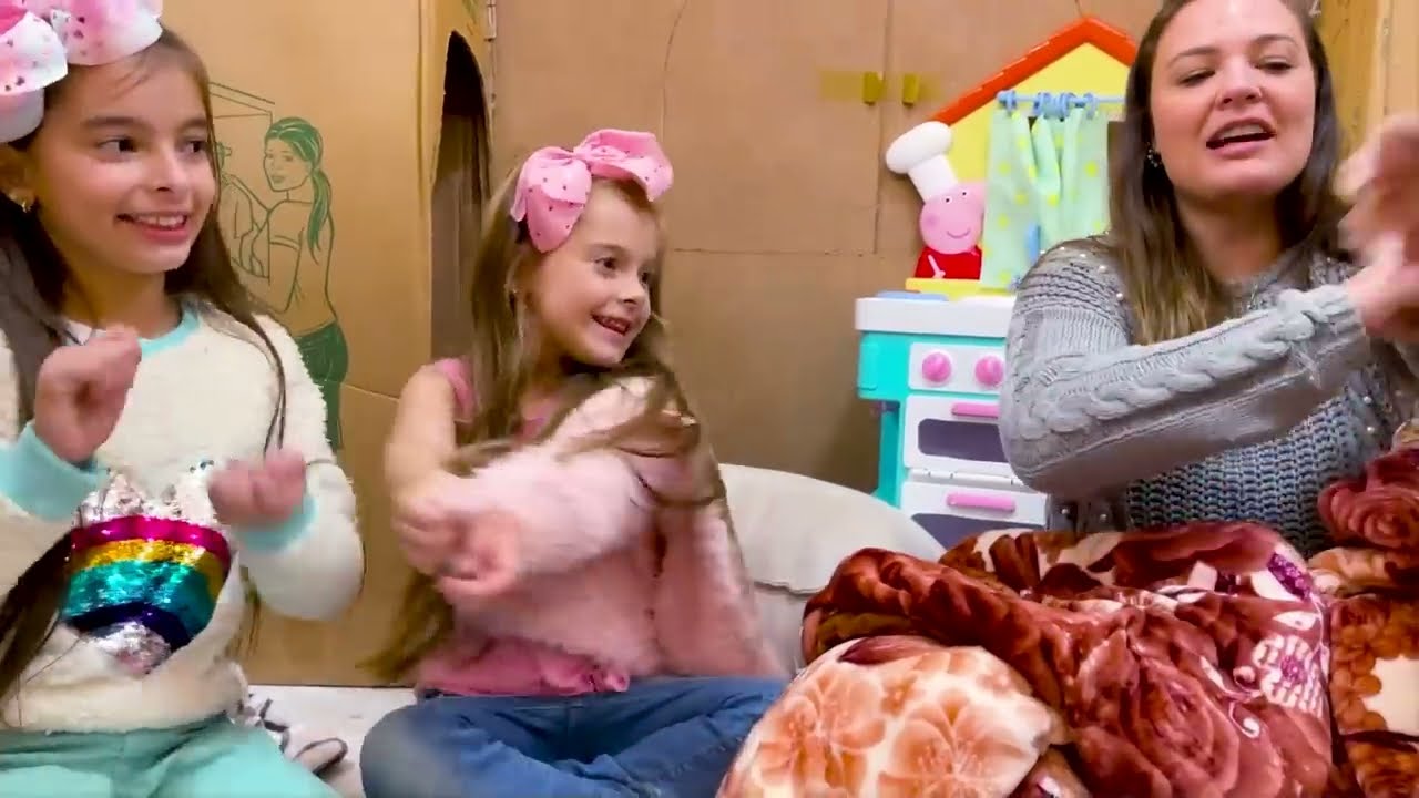 O vídeo de hoje é O último a sair do castelo de papelão vence | Jéssica Godar e Laurinha e Helena