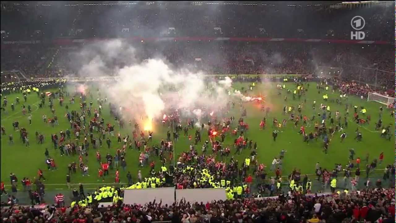 Fortuna Düsseldorf VS. Hertha BSC - Fans stürmen Spielfeld