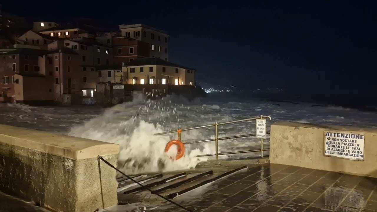 Violenta mareggiata di Libeccio a Genova Boccadasse 27 ottobre 2023