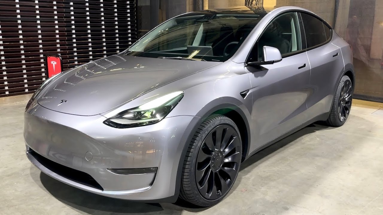 TESLA MODEL Y 2023  - new Quicksilver COLOR (FIRST LOOK & walkaround)