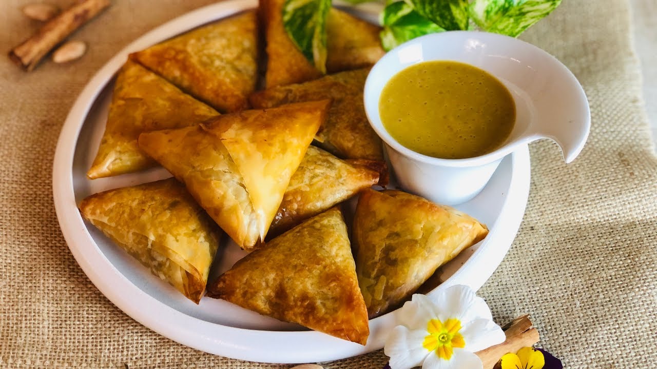 Triangolini croccanti ripieni di frutta con salsa alla vaniglia