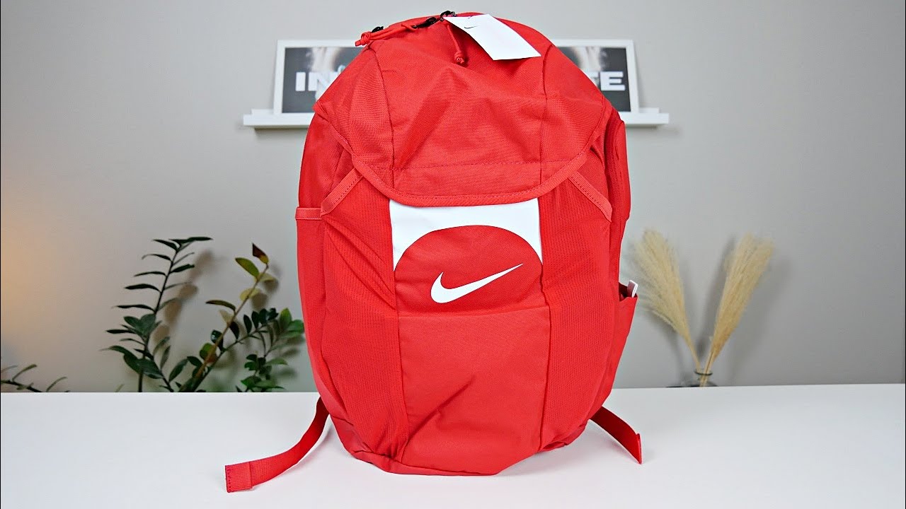 Распаковка/обзор рюкзака Nike Academy Team University красного цвета (на теле)
