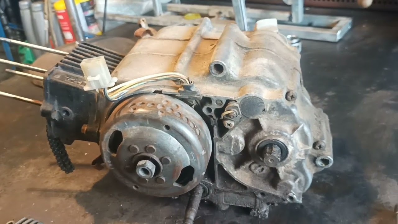 Ανακατασκευή Honda C50 6V | Part 3 Λύσιμο Μοτέρ @Honda