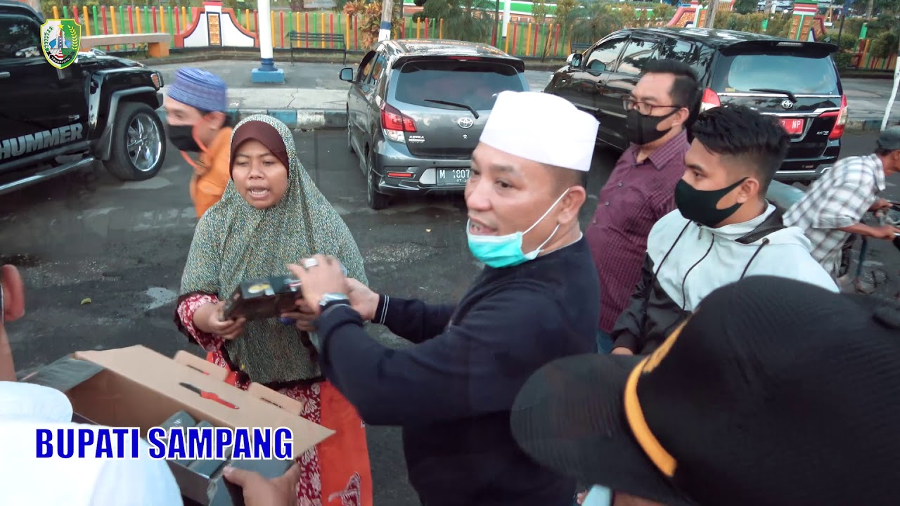 BUPATI SAMPANG BAGIKAN SARUNG LEBARAN KEPADA TUKANG BECAK