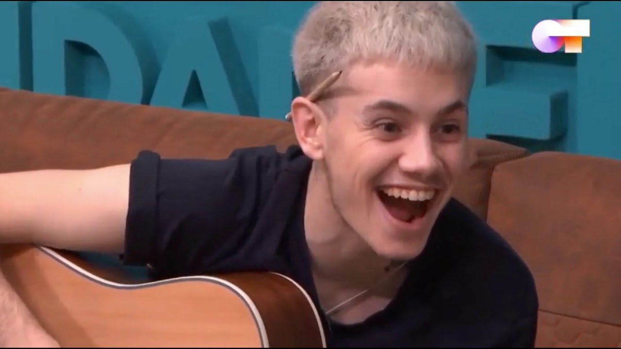 ANAJU ayuda a componer a HUGO su nuevo tema