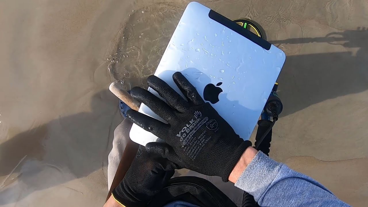 Caçador de Tesouro acha coisas perdidas na praia