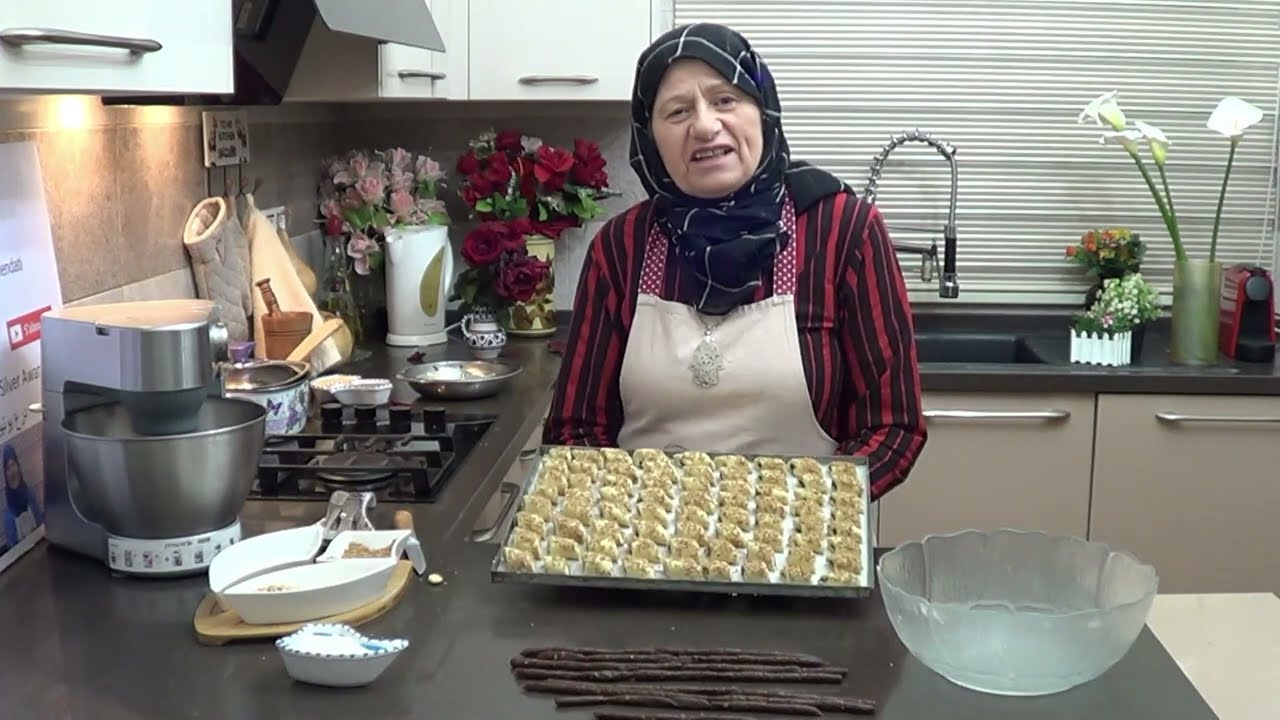 Makroudh Tunisien à la farine au dattes et noisettes مقروض بالفرينة والتمر والبوفريوة يذوب في الفم