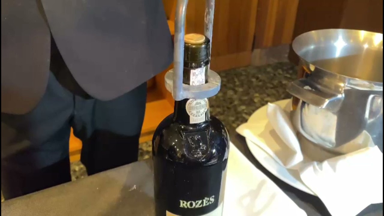 DEGÜELLE DE VINO DE  OPORTO CON TENAZA Y PLUMA