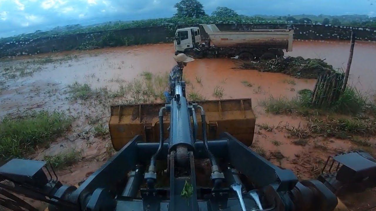 RESGATE DE CAMINHÃO EM MEIO A MUITA ÁGUA  COM PÁ CARREGADEIRA XCMG LW300KV