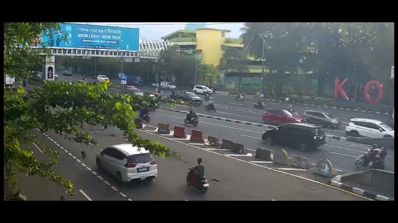 Rekaman Cctv detik detik mobil itu melintas dengan kecepatan penuh