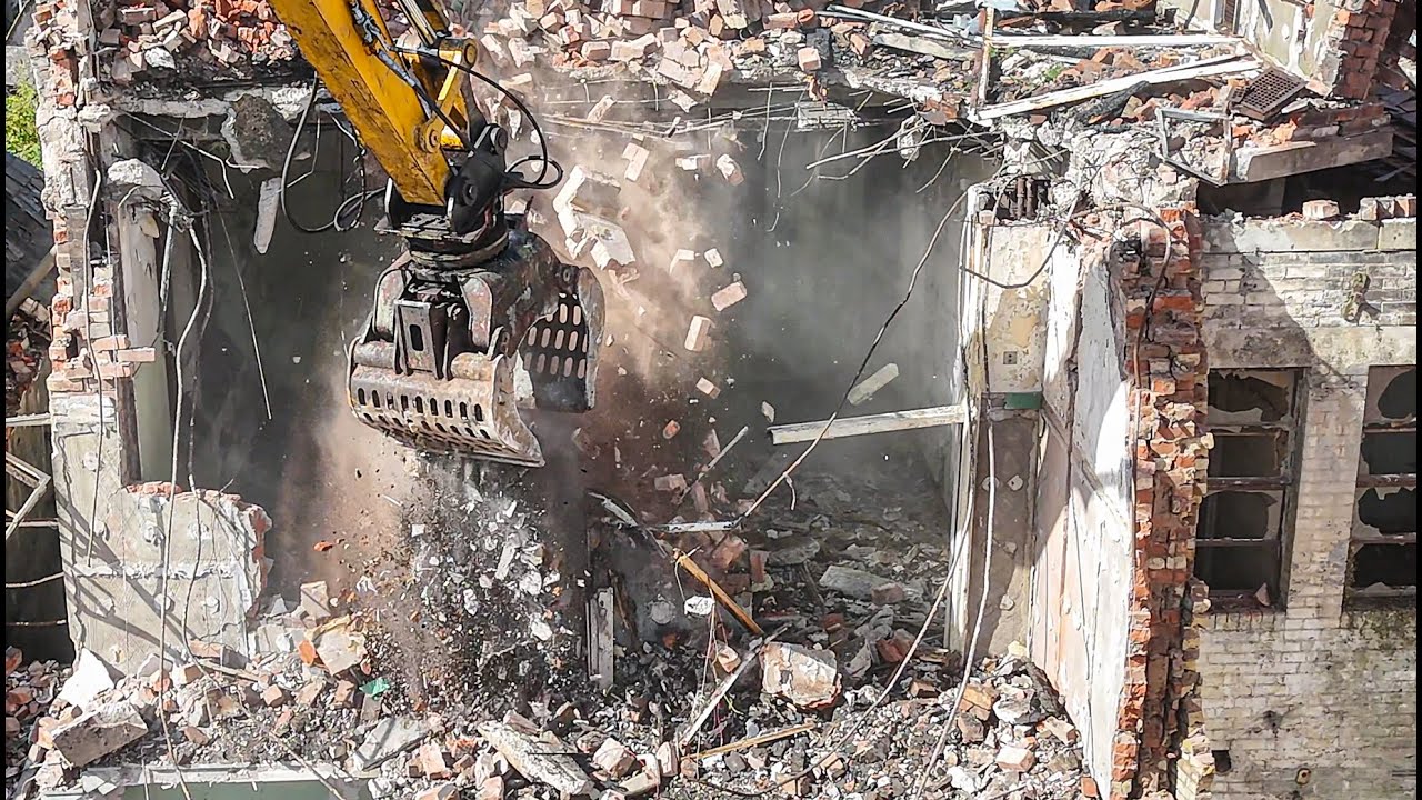 🚧 Both JCB & Hitachi Excavators DEMOLISHING 💥🤯 the former St Joseph's Orphanage PRESTON 🧱🚜