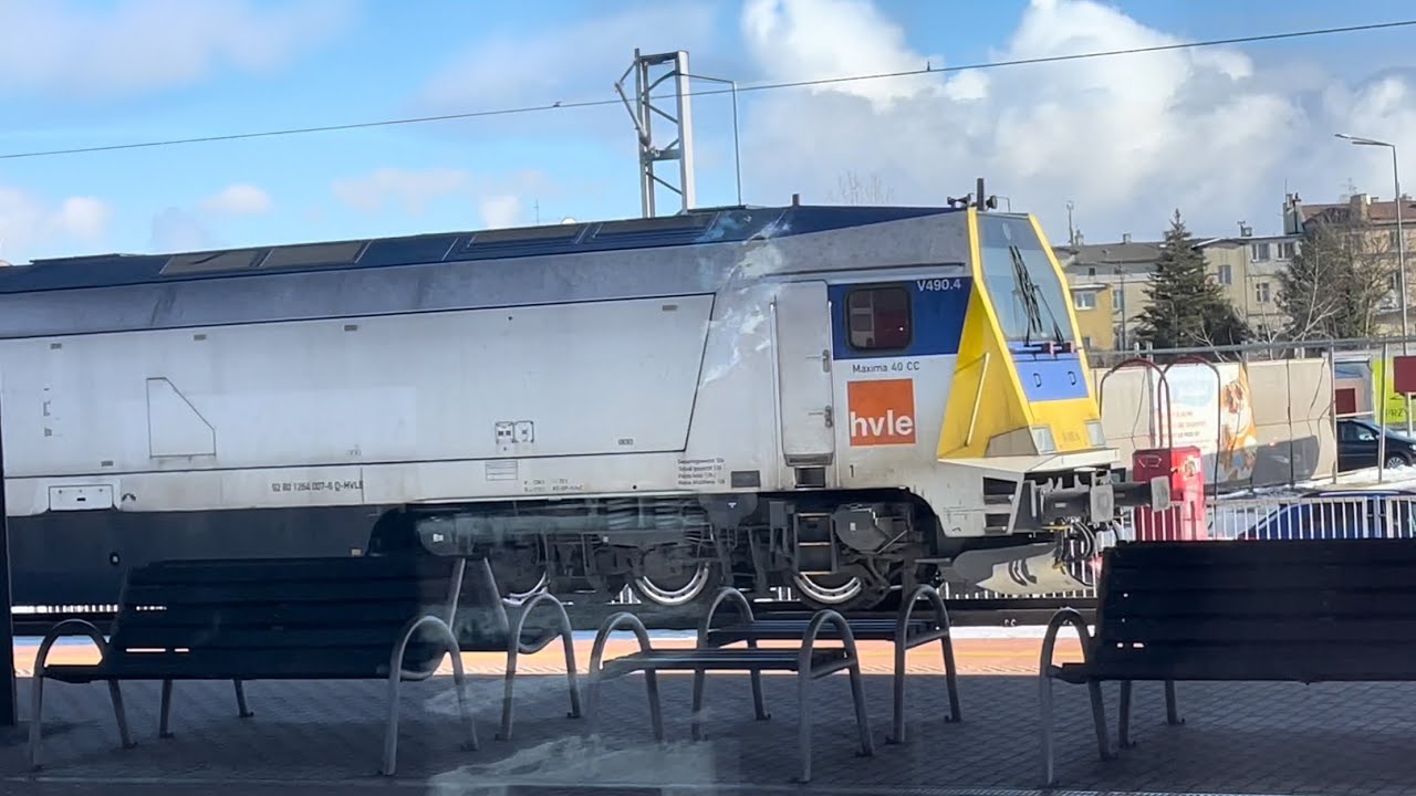 Siłacze na torach lokomotywa spalinowa Voith Maxima  40CC V490.4 na stacji kolejowej Pruszcz Gdański