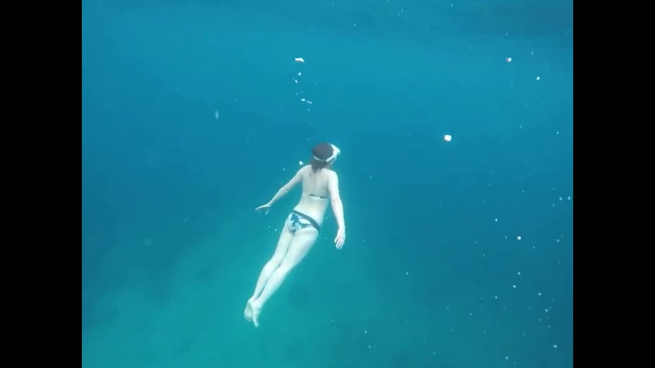 Underwater woman freediving no fins M009