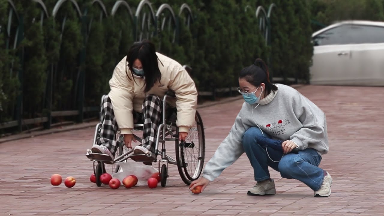 When Girl in Wheelchair Drops Fruits | Social Experiment 看到坐轮椅的女孩手里的水果撒了一地，路人：你别动，我帮你（社会实验）