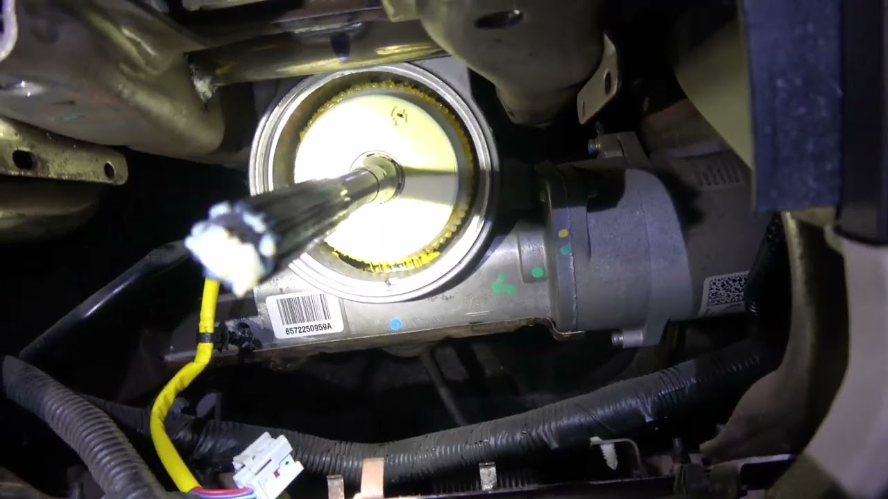Замена датчика крутящего момента рулевого колеса на Mazda Tribute 2008 года.