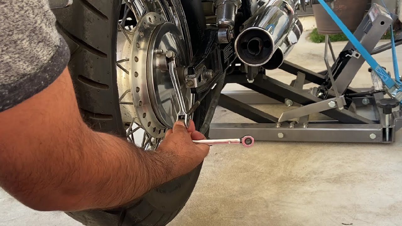 Como QUITAR la LLANTA TRASERA en MOTOCICLETA HONDA SHADOW SPIRIT