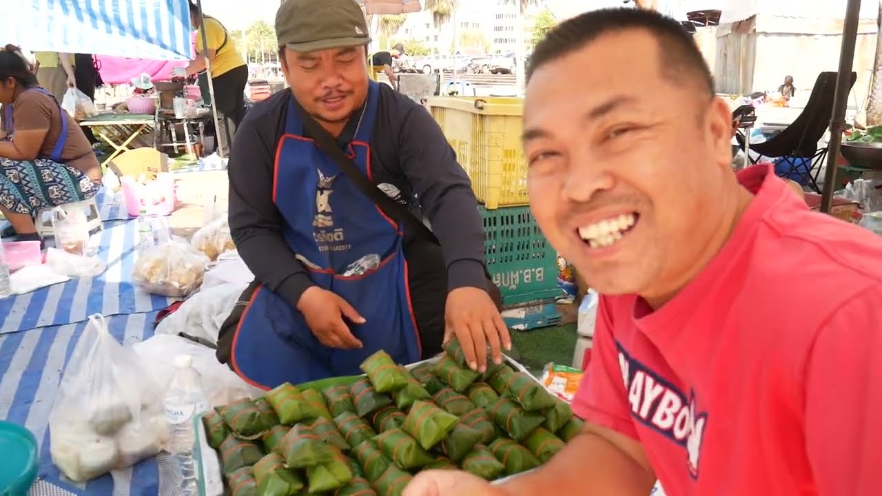 หาเดินชื้อของกินปิ้งปลาก้อยลาบในตลาดเช้าทุ่งศรีเมืองในจังหวัดอุดรธานี
