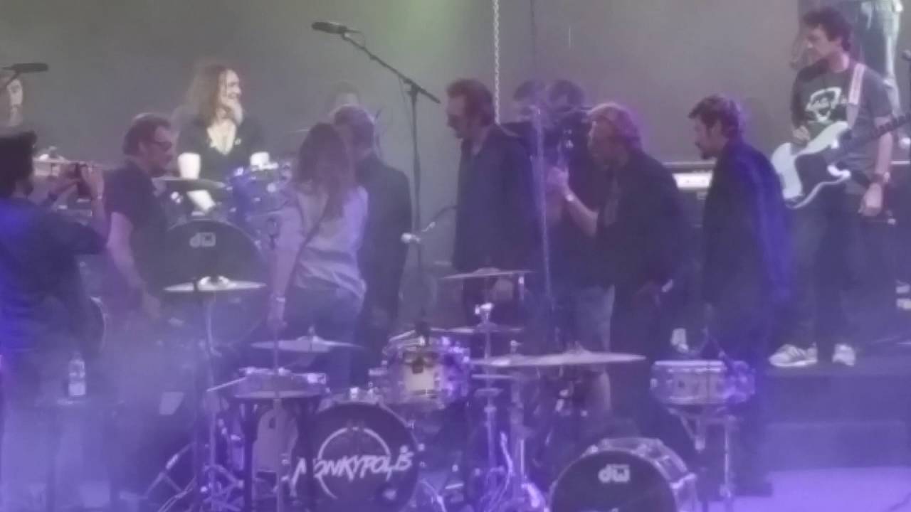(VIENNE ) JOHNNY DAY ,RICHY,JOHNNY VEGAS et PHIL LYN SUR SCENE AVEC JOHNNY HALLYDAY