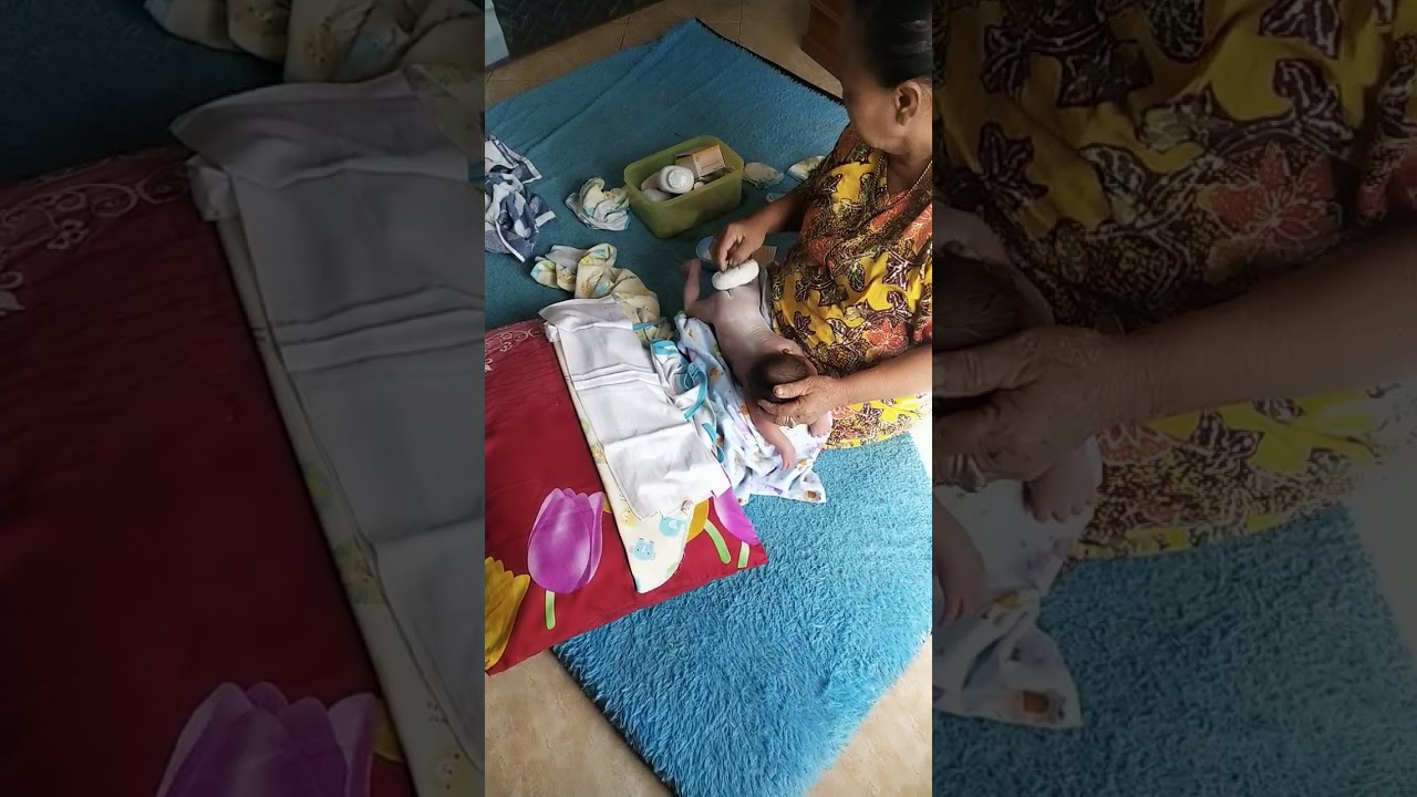 Dukun beranak mandiin bayi