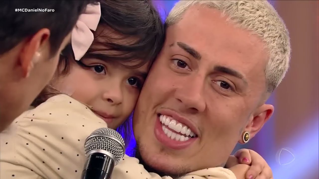 Hora do Faro: Menina de 8 anos se emociona ao encontrar seu ídolo MC Daniel