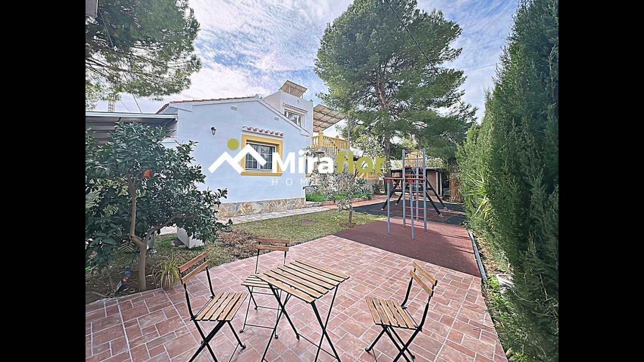 3731-IM Magnífica villa en una zona soleada a 100 m de la playa de arena en Denia