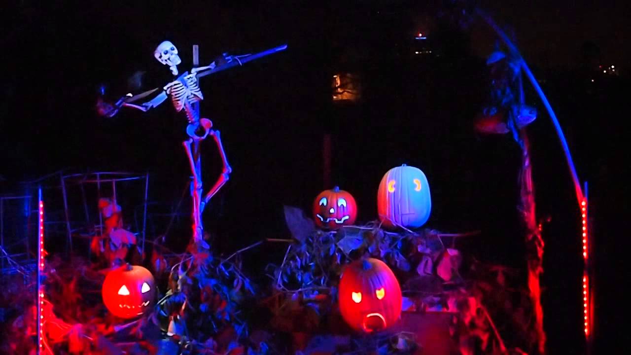 Bohemian Rhapsody - Frank Skinnotra and the Gabbing Gourds - Singing Pumpkins and Skeleton