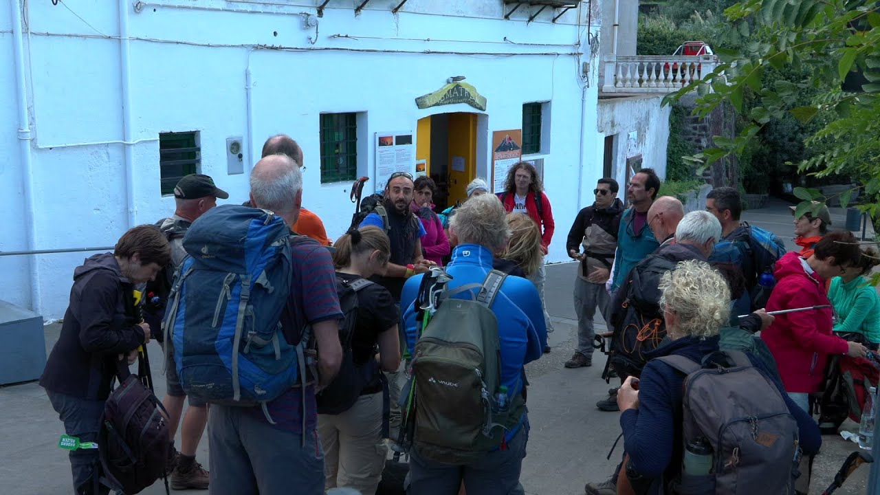 Stromboli, turisti sul vulcano: la salita per osservare l'eruzione