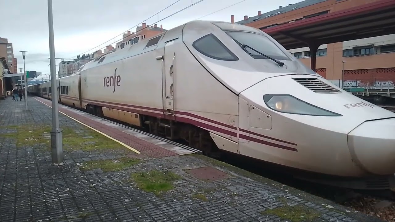 Alvia S 130 (Rama 38) destino Barcelona Sants entrando y saliendo de la estación de Ponferrada 