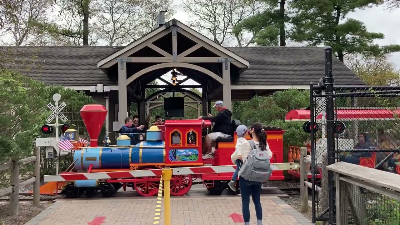 Miniature Railroad Crossing #1  (USA) | Bergen County Zoo, New Jersey