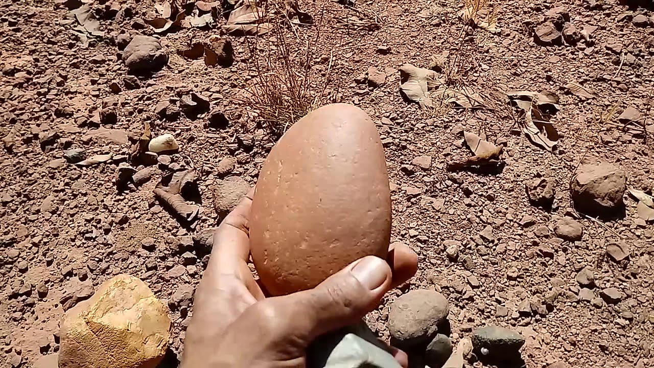 Quebrando pedras vulcânicas para ver se tem diamante