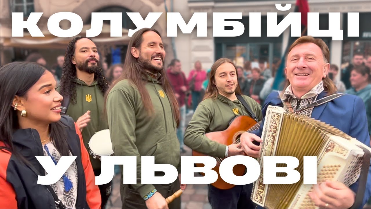 Натовп людей зібрався співати у центрі Львова разом з Янко, його гуртом і хором 