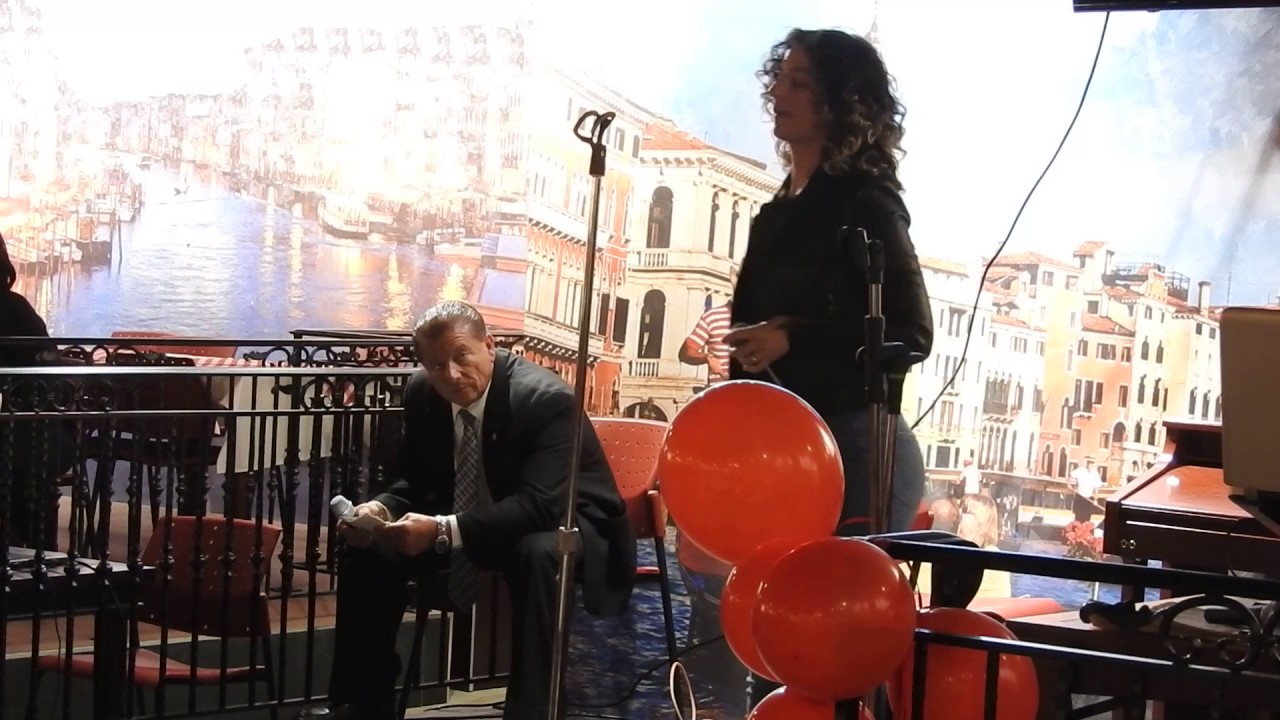 Holly Santonato sings you know better  - Open Mic Canada